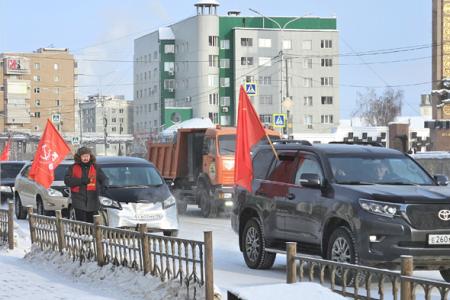 Якутия. В День Красной Армии коммунисты провели митинг и автопробег   в защиту площади Ленина и прав избирателей