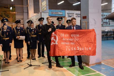 Лидер самарских коммунистов Алексей Лескин поздравил с днем рождения Студенческое военно-патриотическое объединение «Сокол СГАУ» и хор «Поющая эскадрилья»