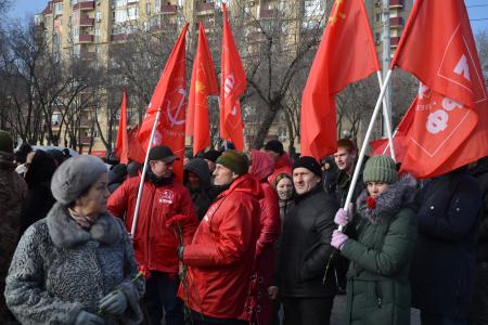Астраханские коммунисты отметили 23 февраля возложением цветов к мемориалам воинской славы