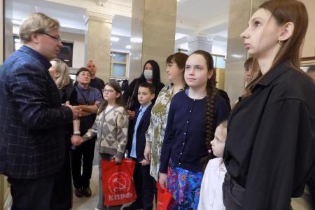 Г.А. Зюганов наградил победителей творческого конкурса «Все для фронта. Все для Победы!»
