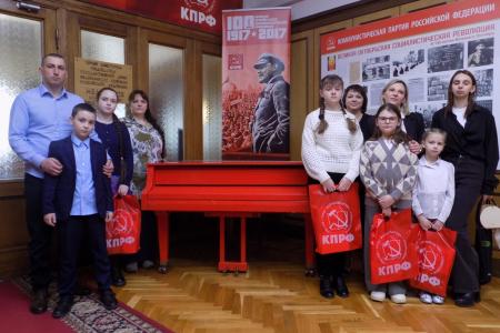 Г.А. Зюганов наградил победителей творческого конкурса «Все для фронта. Все для Победы!»