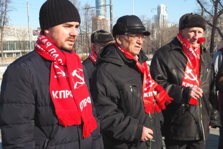 Свердловские коммунисты возложили цветы к Вечному огню в честь 107-й годовщины создания Рабоче-Крестьянской Красной Армии