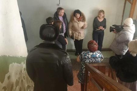 Алтайский край. Анжелика Глазкова: Жители Новоалтайска жалуются на аварийное состояние дома, в Токарево отсутствует общественный транспорт