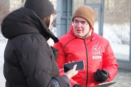 Свердловские коммунисты ведут сбор подписей в поддержку инициатив, вынесенных на "Народный референдум КПРФ"