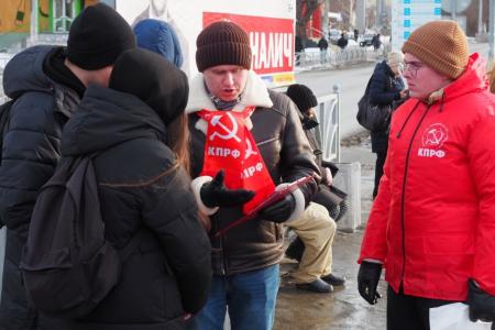 Свердловские коммунисты ведут сбор подписей в поддержку инициатив, вынесенных на "Народный референдум КПРФ"