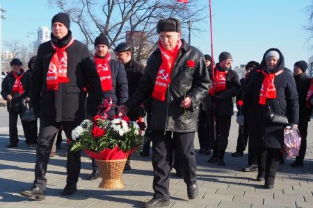 Свердловские коммунисты возложили цветы к Вечному огню в честь 107-й годовщины создания Рабоче-Крестьянской Красной Армии