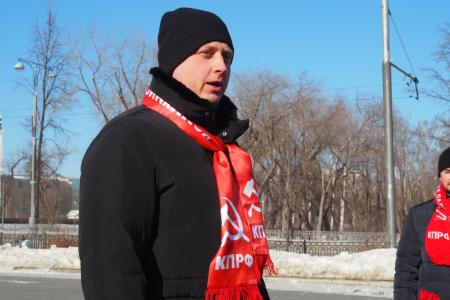 Свердловские коммунисты возложили цветы к Вечному огню в честь 107-й годовщины создания Рабоче-Крестьянской Красной Армии
