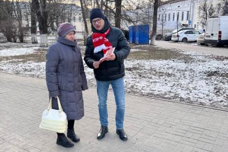 Секретарь ЦК КПРФ Владимир Исаков с калужскими коммунистами и комсомольцами дал старт всероссийскому народному референдуму КПРФ