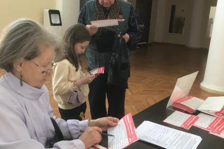 Коммунисты Карачаево-Черкесии совместно с активистами Всероссийского женского союза «Надежда России» провели традиционное праздничное мероприятие «Честь имею!»