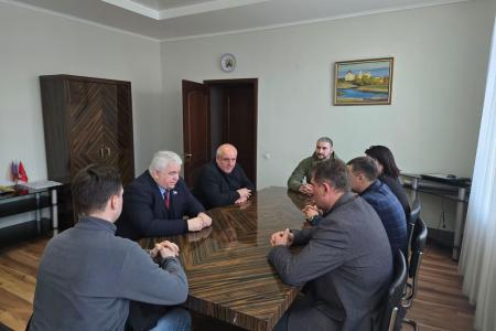 Делегация КПРФ во главе с Казбеком Тайсаевым работает на Донбассе