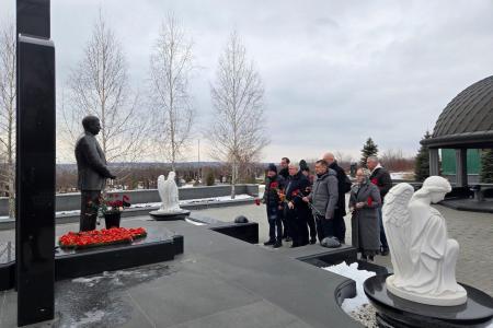 Делегация КПРФ под руководством К.К. Тайсаева возложила цветы к могилам Героев Донецкой Народной Республики