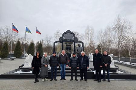Делегация КПРФ под руководством К.К. Тайсаева возложила цветы к могилам Героев Донецкой Народной Республики