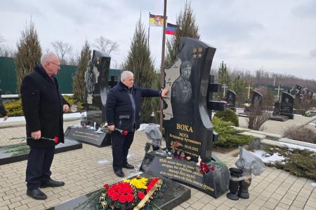 Делегация КПРФ под руководством К.К. Тайсаева возложила цветы к могилам Героев Донецкой Народной Республики
