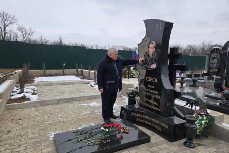 Делегация КПРФ под руководством К.К. Тайсаева возложила цветы к могилам Героев Донецкой Народной Республики