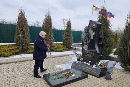 Делегация КПРФ под руководством К.К. Тайсаева возложила цветы к могилам Героев Донецкой Народной Республики