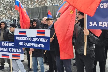 В Армении отпраздновали 107-ю годовщину Советской Армии и Военно-Морского Флота