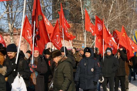 Новосибирские коммунисты отметили День Советской армии шествием и митингом в центре города