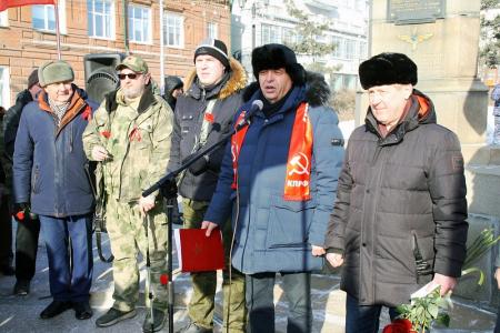 Новосибирские коммунисты отметили День Советской армии шествием и митингом в центре города