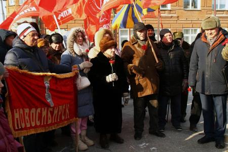 Новосибирские коммунисты отметили День Советской армии шествием и митингом в центре города