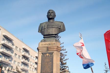 Новосибирские коммунисты отметили День Советской армии шествием и митингом в центре города