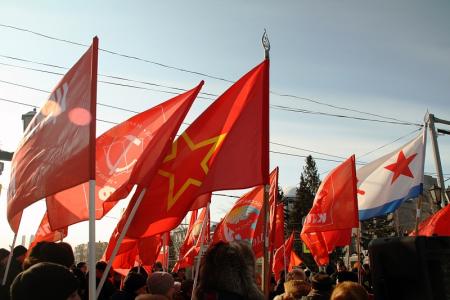 Новосибирские коммунисты отметили День Советской армии шествием и митингом в центре города