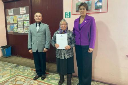 Ирина Филатова посетила село в Батыревском муниципальном округе Чувашии, жители которого плетут маскировочные сети для бойцов СВО