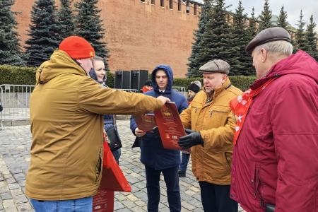 Делегация из Ивановской области почтила память Михаила Фрунзе у Кремлёвской стены