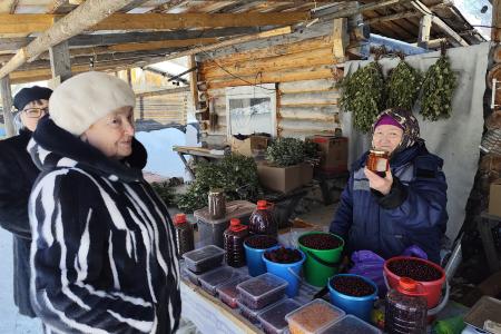 Лидер коммунистов Тюменской области Тамара Казанцева посетила труднодоступные территории Заболотья, где встретилась с бригадой, построившей зимники