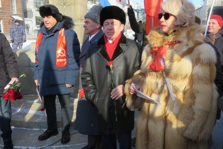 Новосибирские коммунисты отметили День Советской армии шествием и митингом в центре города