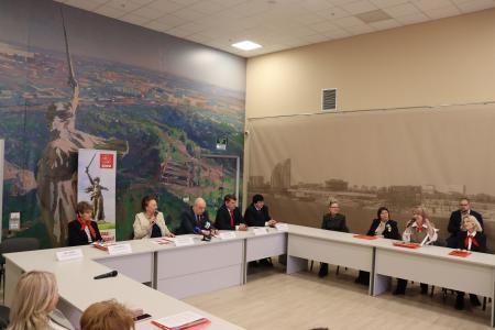 Депутаты фракции КПРФ Волгоградской областной Думы провели торжественную встречу, посвященную Дню вожатого