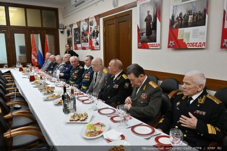 Накануне Дня защитника Отечества Г.А. Зюганов наградил ветеранов вооруженных сил, силовых структур и военно-промышленного комплекса