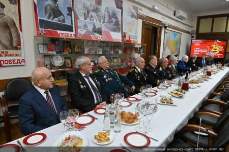 Накануне Дня защитника Отечества Г.А. Зюганов наградил ветеранов вооруженных сил, силовых структур и военно-промышленного комплекса