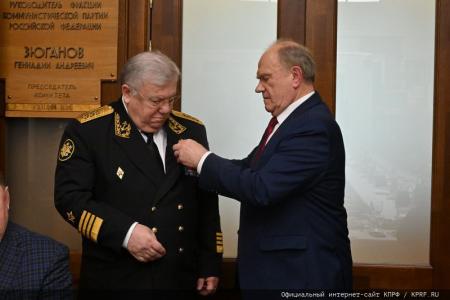Накануне Дня защитника Отечества Г.А. Зюганов наградил ветеранов вооруженных сил, силовых структур и военно-промышленного комплекса