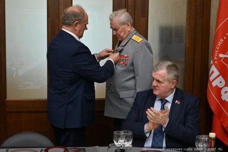 Накануне Дня защитника Отечества Г.А. Зюганов наградил ветеранов вооруженных сил, силовых структур и военно-промышленного комплекса