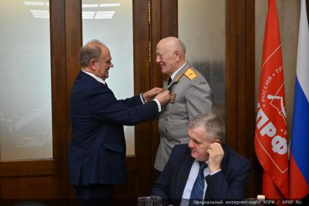Накануне Дня защитника Отечества Г.А. Зюганов наградил ветеранов вооруженных сил, силовых структур и военно-промышленного комплекса