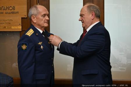 Накануне Дня защитника Отечества Г.А. Зюганов наградил ветеранов вооруженных сил, силовых структур и военно-промышленного комплекса