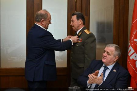 Накануне Дня защитника Отечества Г.А. Зюганов наградил ветеранов вооруженных сил, силовых структур и военно-промышленного комплекса