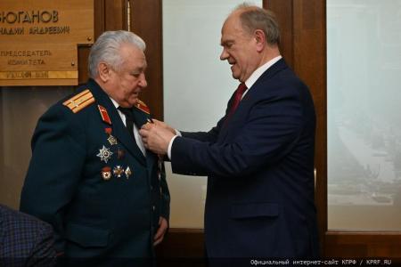 Накануне Дня защитника Отечества Г.А. Зюганов наградил ветеранов вооруженных сил, силовых структур и военно-промышленного комплекса