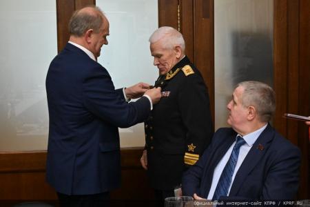 Накануне Дня защитника Отечества Г.А. Зюганов наградил ветеранов вооруженных сил, силовых структур и военно-промышленного комплекса