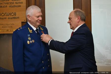 Накануне Дня защитника Отечества Г.А. Зюганов наградил ветеранов вооруженных сил, силовых структур и военно-промышленного комплекса