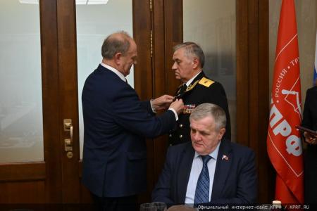 Накануне Дня защитника Отечества Г.А. Зюганов наградил ветеранов вооруженных сил, силовых структур и военно-промышленного комплекса