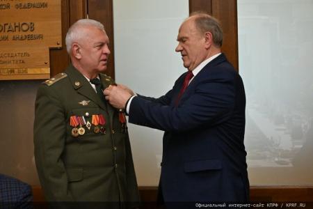 Накануне Дня защитника Отечества Г.А. Зюганов наградил ветеранов вооруженных сил, силовых структур и военно-промышленного комплекса