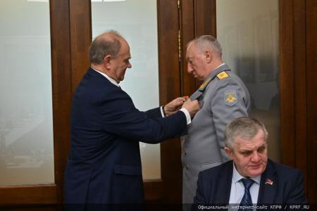 Накануне Дня защитника Отечества Г.А. Зюганов наградил ветеранов вооруженных сил, силовых структур и военно-промышленного комплекса