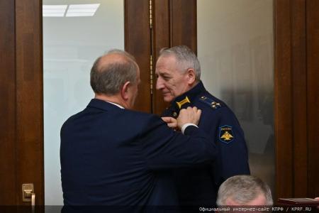 Накануне Дня защитника Отечества Г.А. Зюганов наградил ветеранов вооруженных сил, силовых структур и военно-промышленного комплекса