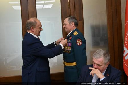 Накануне Дня защитника Отечества Г.А. Зюганов наградил ветеранов вооруженных сил, силовых структур и военно-промышленного комплекса
