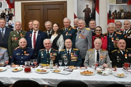 Накануне Дня защитника Отечества Г.А. Зюганов наградил ветеранов вооруженных сил, силовых структур и военно-промышленного комплекса