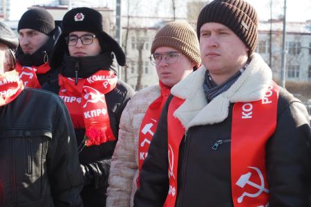 Свердловские коммунисты возложили цветы к Вечному огню в честь 107-й годовщины создания Рабоче-Крестьянской Красной Армии
