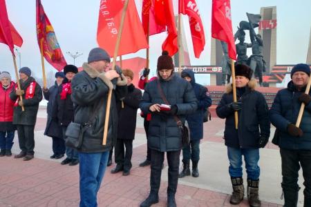 Коммунисты Забайкалья пронесли Знамёна Победы по центру краевой столицы в честь Дня Советской Армии и Военно-Морского Флота