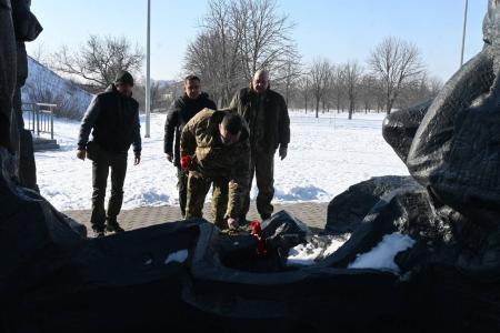 Член ЦК КПРФ, сенатор РФ Айрат Гибатдинов почтил память героев-молодогвардейцев