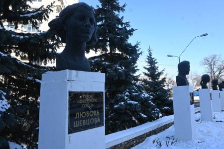 Член ЦК КПРФ, сенатор РФ Айрат Гибатдинов почтил память героев-молодогвардейцев